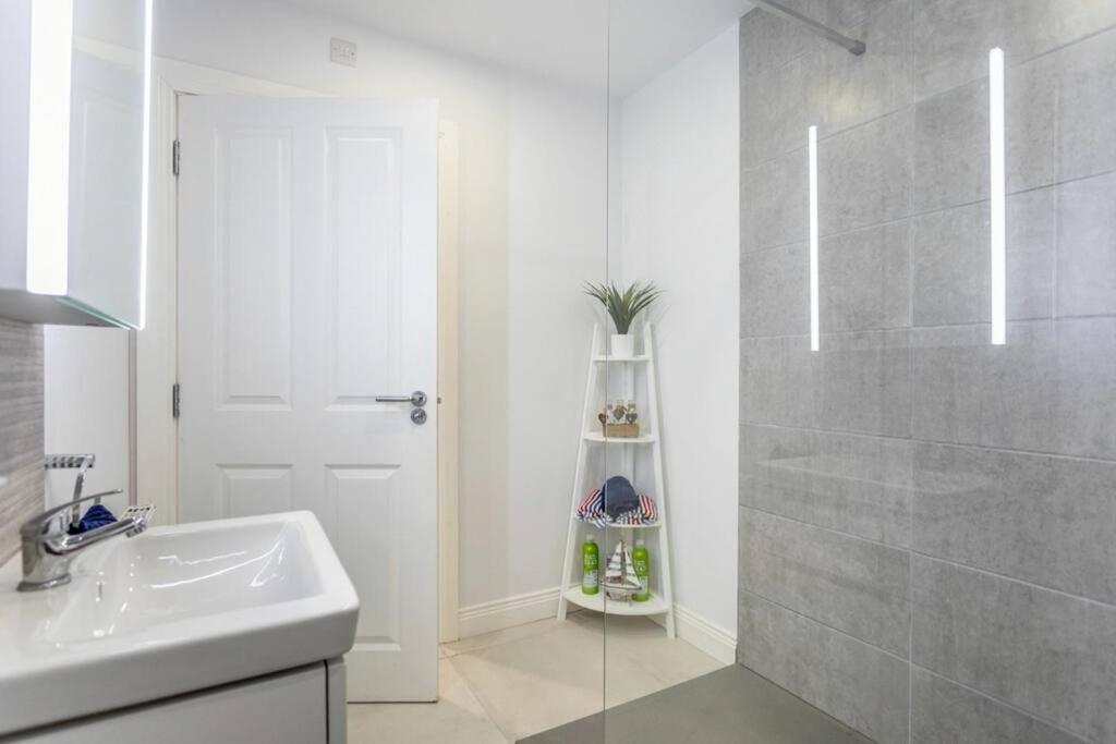 Modern - Sleeps 7 Apartment Portrush